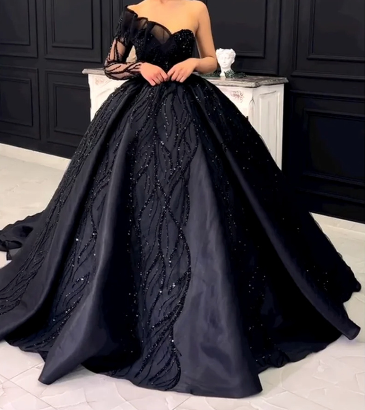 One Shoulder Ball Linie Brautkleid Narumol in Schwarz mit Pailletten Stickereien