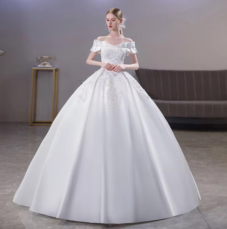 Schulterfreies Ball Linie Brautkleid Brenna mit Stickereien