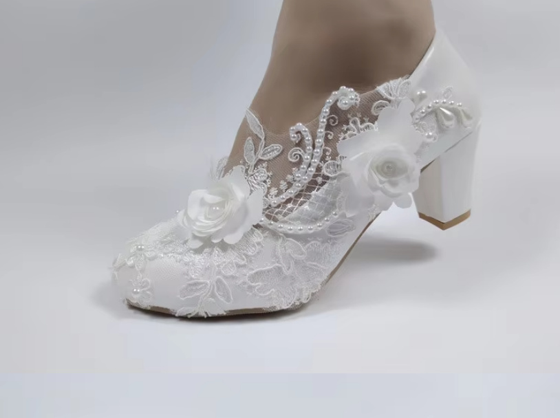 Blockabsatz Brautschuhe Hochzeitsschuhe mit mit Spitze und Blumen in Weiß