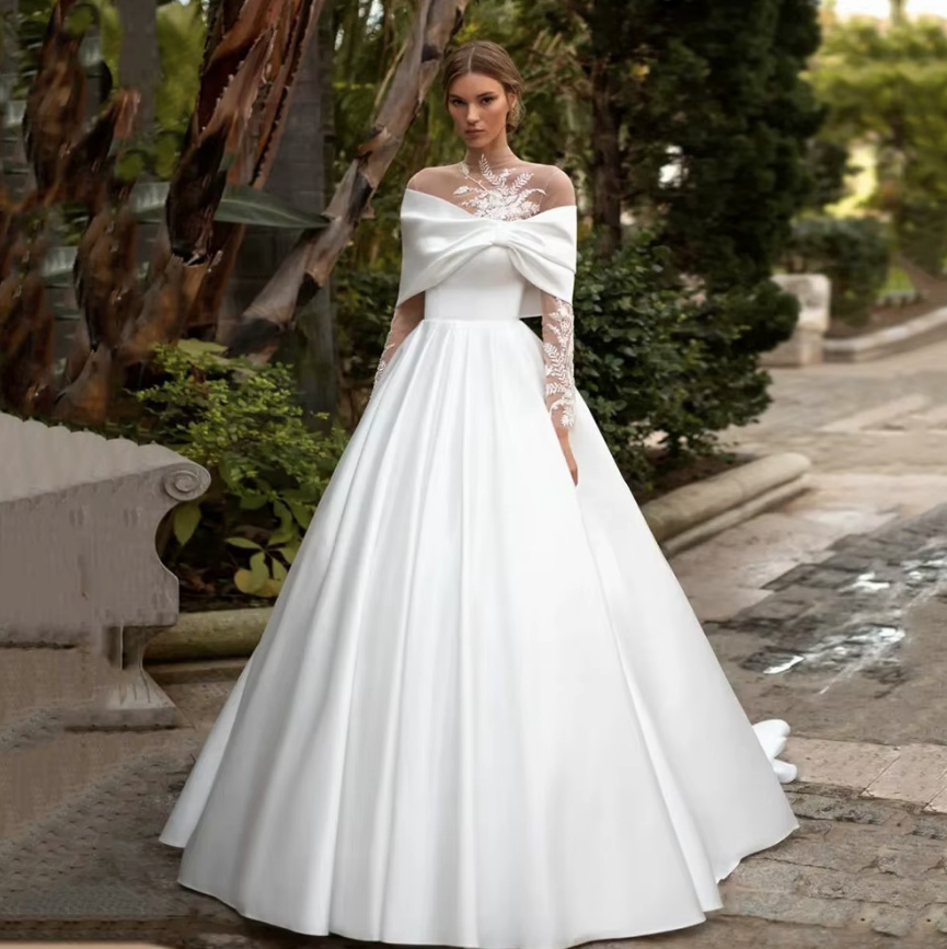 Langarm Satin A Linie Brautkleid Evelyn mit Ärmel aus Spitze und Schleppe